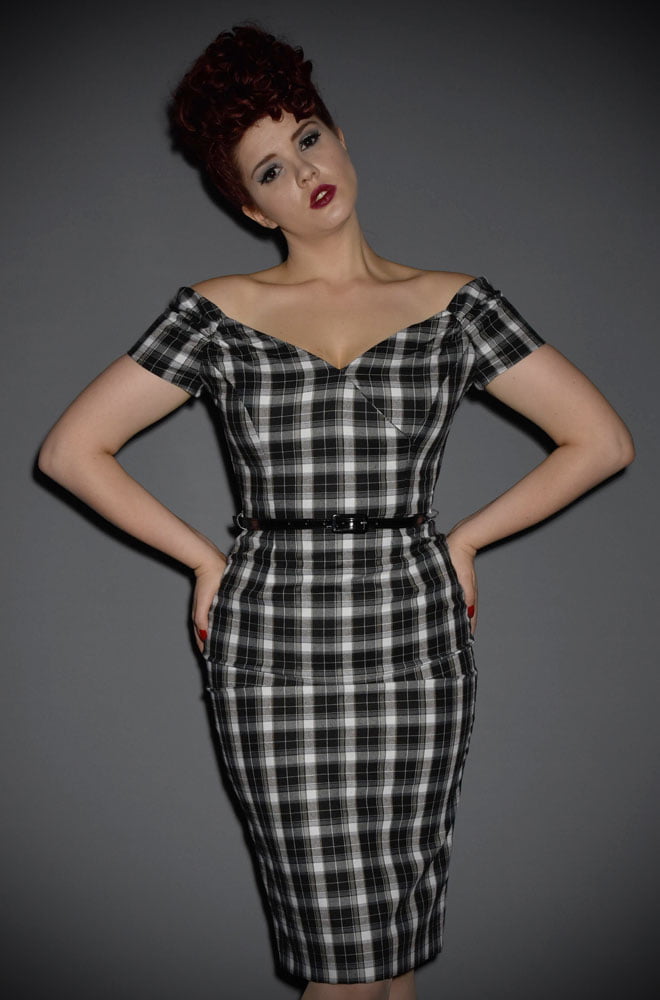 The Fatale black and white tartan wiggle dress is a real bombshell of a dress. This fabulous off the shoulder wiggle dress is perfect for pinup girls.