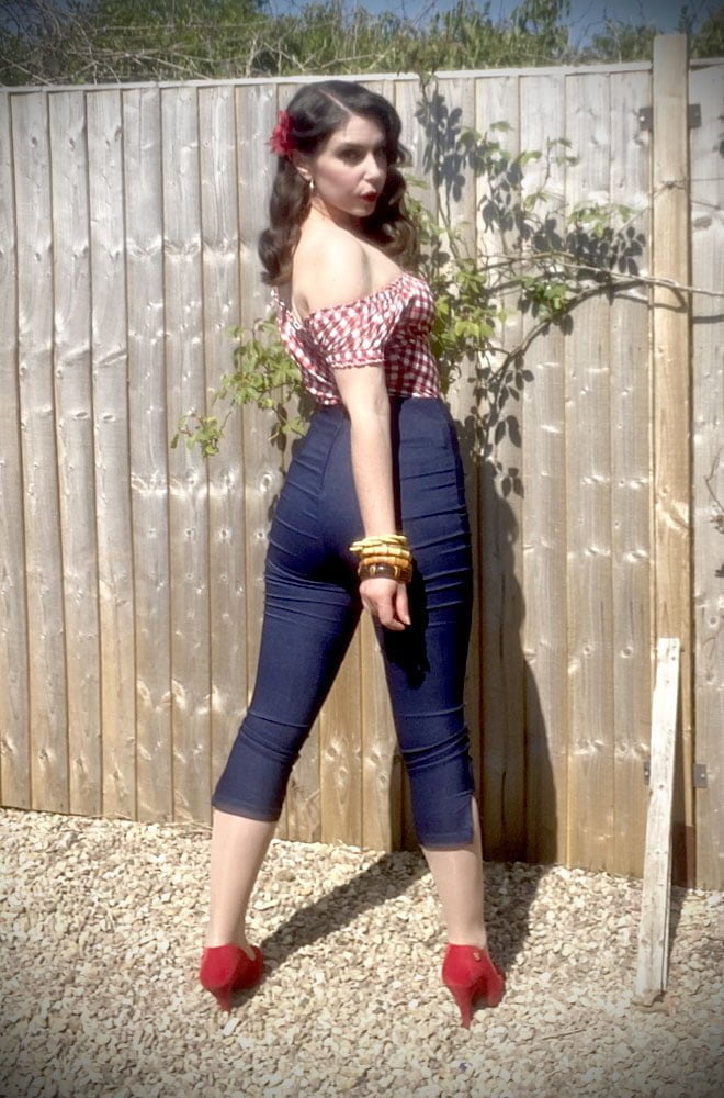 The Denim Blue Rachelle Capris are effortlessly cool! These cropped trousers are ideal to dress up or down! UK stockists of Unique Vintage.