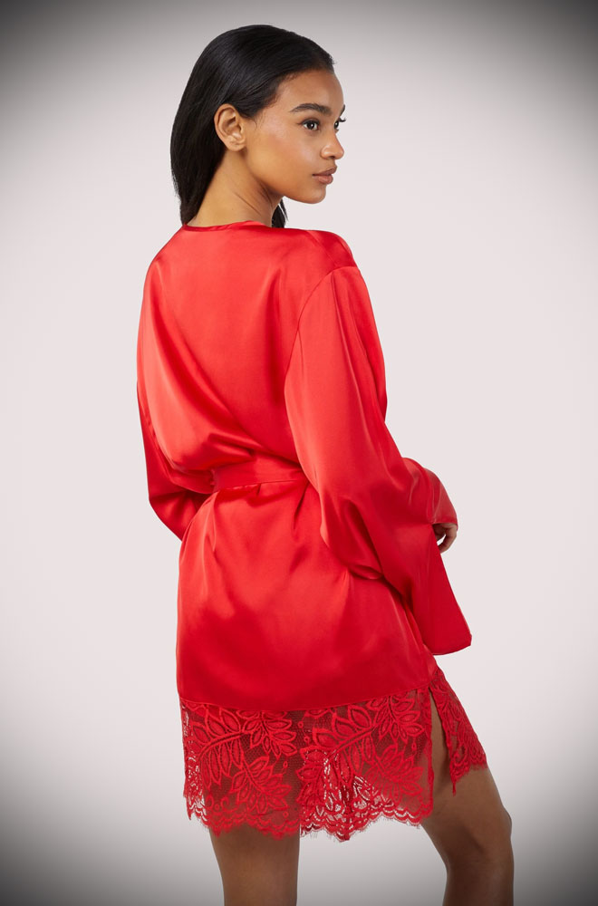 This Rosie Red Satin Robe is finished with a deep floral lace edging and a tie waist. The ultra-smooth satin gently skims your skin.